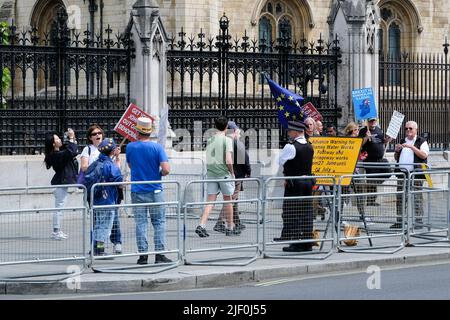 Parliament Square, Londres, Royaume-Uni. 28th juin 2022. Des groupes de policiers surveillent de près le protestant anti-Brexit Steve Bray à l'extérieur du Parlement après la Loi de 2022 sur la police, le crime, la sentence et les tribunaux. Crédit : Matthew Chattle/Alay Live News Banque D'Images