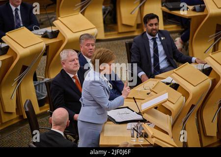 Edinburgh, Écosse, Royaume-Uni, 28 juin 2022. Première ministre d’Écosse, Nicola Sturgeon, au Parlement écossais où elle établit une « feuille de route » pour un nouveau vote sur l’indépendance écossaise. Credit sst/alay Live news Banque D'Images