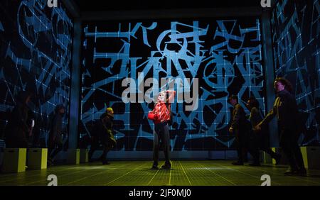 Graham Butler (Christopher Boone) dans LE CURIEUX INCIDENT DU CHIEN DANS LA NUIT par Simon Stephens au Gielgud Theatre, Londres W1 08/07/2014 une production de théâtre national adaptée du roman de Mark Haddon design: Bunny Christie éclairage: Paule Constable video design: Finn Ross réalisateur: Marianne Elliott Banque D'Images