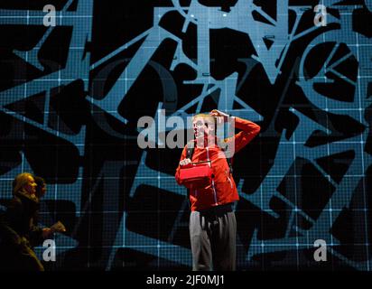 Graham Butler (Christopher Boone) dans LE CURIEUX INCIDENT DU CHIEN DANS LA NUIT par Simon Stephens au Gielgud Theatre, Londres W1 08/07/2014 une production de théâtre national adaptée du roman de Mark Haddon design: Bunny Christie éclairage: Paule Constable video design: Finn Ross réalisateur: Marianne Elliott Banque D'Images