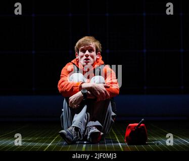 Graham Butler (Christopher Boone) dans LE CURIEUX INCIDENT DU CHIEN DANS LA NUIT par Simon Stephens au Gielgud Theatre, Londres W1 08/07/2014 une production de théâtre national adaptée du roman de Mark Haddon design: Bunny Christie Lighting: Paule Constable video design: Finn Ross réalisateur: Marianne Elliott Banque D'Images