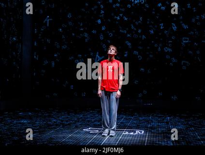 Graham Butler (Christopher Boone) dans LE CURIEUX INCIDENT DU CHIEN DANS LA NUIT par Simon Stephens au Gielgud Theatre, Londres W1 08/07/2014 une production de théâtre national adaptée du roman de Mark Haddon design: Bunny Christie éclairage: Paule Constable video design: Finn Ross réalisateur: Marianne Elliott Banque D'Images