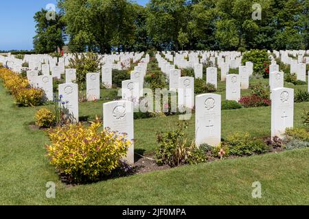 Tombes des victimes du débarquement au cimetière militaire de Beny-sur-Mer Banque D'Images