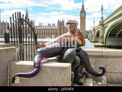 Londres, Royaume-Uni. 28th juin 2022. PAS D'EMBARGO pour l'impression, EMBARGO pour l'utilisation en ligne jusqu'au 11,30am Wed 29th. Elliotte Williams-n'Dure comme Ursula. La pose coulés par la Tamise. La comédie musicale « malheureux : l'histoire inracontée d'Ursula The Sea Witch » se déroule au Underbelly Festival Earls court jusqu'au 16 juillet avec Elliotte Williams-n'Dure comme Ursula, Miracle chance comme Ariel, Jack Gray comme Snob, Jamie Mawson comme Eric, Allie Munroas comme Sebastian, George Whitty comme Triton. Credit: Imagetraceur/Alamy Live News Banque D'Images