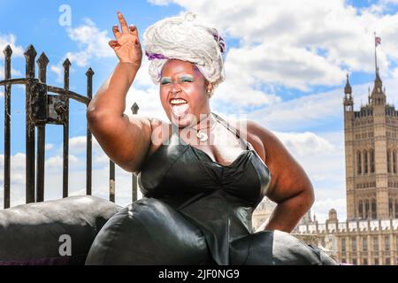 Londres, Royaume-Uni. 28th juin 2022. PAS D'EMBARGO pour l'impression, EMBARGO pour l'utilisation en ligne jusqu'au 11,30am Wed 29th. Elliotte Williams-n'Dure comme Ursula. La pose coulés par la Tamise. La comédie musicale « malheureux : l'histoire inracontée d'Ursula The Sea Witch » se déroule au Underbelly Festival Earls court jusqu'au 16 juillet avec Elliotte Williams-n'Dure comme Ursula, Miracle chance comme Ariel, Jack Gray comme Snob, Jamie Mawson comme Eric, Allie Munroas comme Sebastian, George Whitty comme Triton. Credit: Imagetraceur/Alamy Live News Banque D'Images