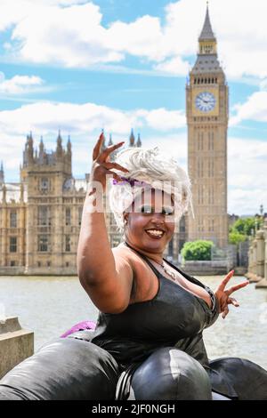 Londres, Royaume-Uni. 28th juin 2022. PAS D'EMBARGO pour l'impression, EMBARGO pour l'utilisation en ligne jusqu'au 11,30am Wed 29th. Elliotte Williams-n'Dure comme Ursula. La pose coulés par la Tamise. La comédie musicale « malheureux : l'histoire inracontée d'Ursula The Sea Witch » se déroule au Underbelly Festival Earls court jusqu'au 16 juillet avec Elliotte Williams-n'Dure comme Ursula, Miracle chance comme Ariel, Jack Gray comme Snob, Jamie Mawson comme Eric, Allie Munroas comme Sebastian, George Whitty comme Triton. Credit: Imagetraceur/Alamy Live News Banque D'Images