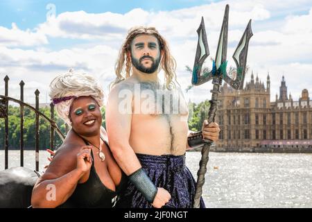 Londres, Royaume-Uni. 28th juin 2022. PAS D'EMBARGO pour l'impression. UTILISATION en ligne sous EMBARGO jusqu'au 11,30am mercredi 29th. Elliotte Williams-n'Dure comme Ursula avec George Whitty comme Triton. La pose coulés par la Tamise. La comédie musicale « malheureux : l'histoire inracontée d'Ursula The Sea Witch » se déroule au Underbelly Festival Earls court jusqu'au 16 juillet avec Elliotte Williams-n'Dure comme Ursula, Miracle chance comme Ariel, Jack Gray comme Snob, Jamie Mawson comme Eric, Allie Munroas comme Sebastian, George Whitty comme Triton. Credit: Imagetraceur/Alamy Live News Banque D'Images