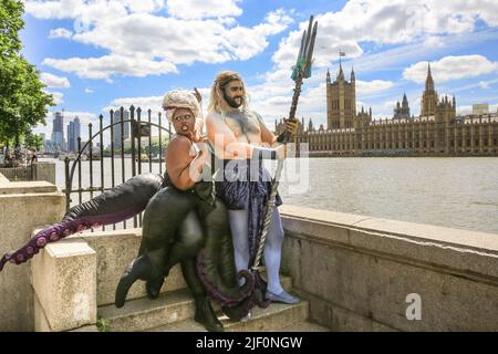 Londres, Royaume-Uni. 28th juin 2022. EMBARGO pour utilisation en ligne jusqu'au 11,30am Mer 29th, PAS D'EMBARGO pour l'impression Elliuseotte Williams-n'Dure comme Ursula avec George Whitty comme Triton. La pose coulés par la Tamise. La comédie musicale « malheureux : l'histoire inracontée d'Ursula The Sea Witch » se déroule au Underbelly Festival Earls court jusqu'au 16 juillet avec Elliotte Williams-n'Dure comme Ursula, Miracle chance comme Ariel, Jack Gray comme Snob, Jamie Mawson comme Eric, Allie Munroas comme Sebastian, George Whitty comme Triton. Credit: Imagetraceur/Alamy Live News Banque D'Images