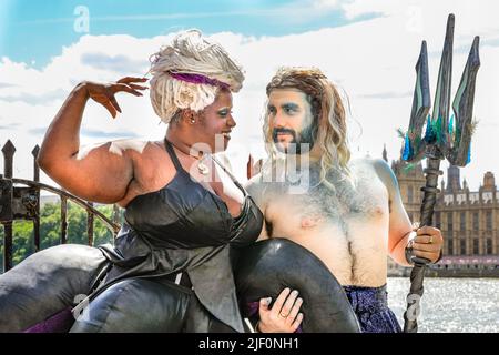 Londres, Royaume-Uni. 28th juin 2022. PAS D'EMBARGO pour l'impression. UTILISATION en ligne sous EMBARGO jusqu'au 11,30am mercredi 29th. Elliotte Williams-n'Dure comme Ursula avec George Whitty comme Triton. La pose coulés par la Tamise. La comédie musicale « malheureux : l'histoire inracontée d'Ursula The Sea Witch » se déroule au Underbelly Festival Earls court jusqu'au 16 juillet avec Elliotte Williams-n'Dure comme Ursula, Miracle chance comme Ariel, Jack Gray comme Snob, Jamie Mawson comme Eric, Allie Munroas comme Sebastian, George Whitty comme Triton. Credit: Imagetraceur/Alamy Live News Banque D'Images