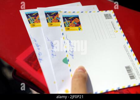 Kiev, Ukraine - 28 juin 2022 - les trois enveloppes signées par Sofiia Kravchuk sont photographiées au début de la vente des timbres-poste, des enveloppes et des cartes postales du rêve ukrainien à l'extérieur de la poste centrale de Maidan Nezalezhnosti le jour de la Constitution, Kiev, capitale de l'Ukraine. Sofiia Kravchuk, 11 ans, de Liuboml, dans la région de Volyn, a représenté l'avion Mriya Antonov an-225 dans un dessin soumis au que signifie l'Ukraine pour moi? Concours tenu en 2021, l'année marquant 30 ans d'indépendance de l'Ukraine. Le Mriya an-225 (un « rameau » en ukrainien) a été détruit lors de la bataille d'Antonov Air Banque D'Images