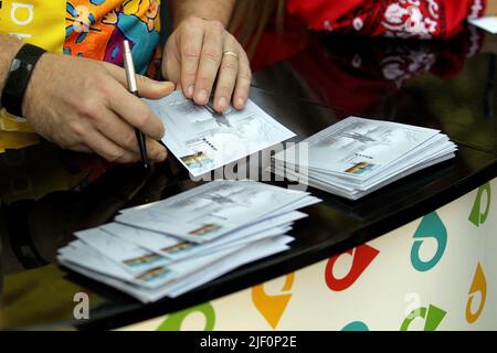 Kiev, Ukraine - 28 juin 2022 - Ukrposhta Ihor Smilianskyi, PDG du JSC, signe des enveloppes avec les timbres-poste du rêve ukrainien à l'extérieur du bureau central de poste de Maidan Nezalezhnosti le jour de la Constitution, Kiev, capitale de l'Ukraine. Sofiia Kravchuk, 11 ans, de Liuboml, dans la région de Volyn, a représenté l'avion Mriya Antonov an-225 dans un dessin soumis au que signifie l'Ukraine pour moi? Concours tenu en 2021, l'année marquant 30 ans d'indépendance de l'Ukraine. Le Mriya an-225 (un « rameau » en ukrainien) a été détruit lors de la bataille de l'aéroport d'Antonov lors de l'invasion russe de l'Ukraine en 2022. Cette photo Banque D'Images