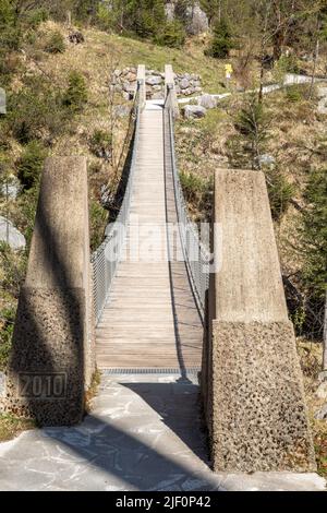 Pont suspendu dans la vallée de Klausbachtal près de Ramsau, Berchtesgaden, Bavière, Allemagne Banque D'Images