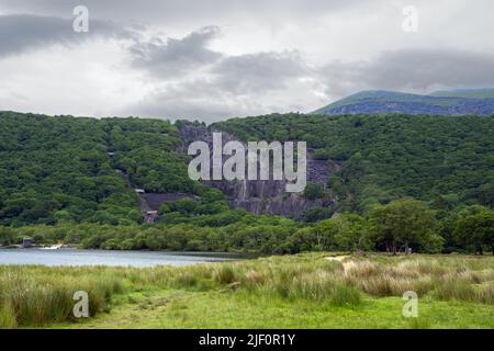 La carrière Vivian Slate fait partie des carrières Dinorwic Slate près de Llanberis à Snowdonia. Il a été travaillé de 1787 à 1960. C'est devenu un lagon profond. Banque D'Images