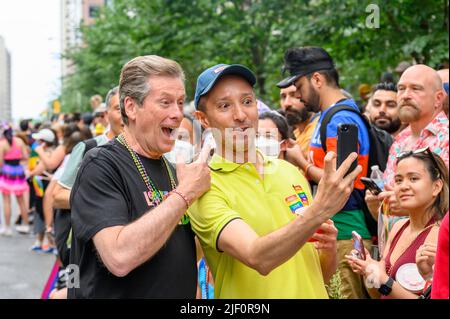 Le maire John Tory pose un selfie avec un membre du grand public pendant la parade de la fierté Banque D'Images