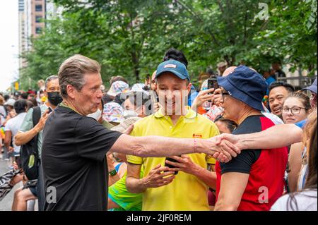 Le maire John Tory milite avec un membre du public pendant la parade de la fierté. Banque D'Images