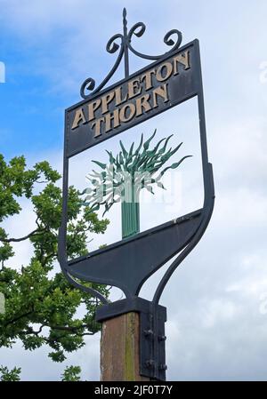 Appleton Thorn Village Sign, Lhumb Brook Road, Warrington, Cheshire, Angleterre, ROYAUME-UNI, WA4 4QX Banque D'Images