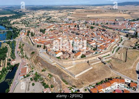 Vue panoramique aérienne de Ciudad Rodrigo dans la province de Salamanque Espagne, vue sur le pont romain sur la rivière Agueda Banque D'Images