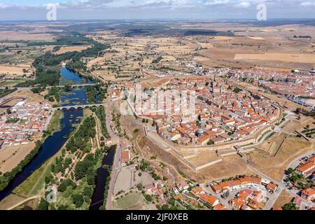 Vue panoramique aérienne de Ciudad Rodrigo dans la province de Salamanque Espagne, vue sur le pont romain sur la rivière Agueda Banque D'Images