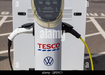 Point de pod de voiture électrique Tesco, tenterden, kent, royaume-uni Banque D'Images