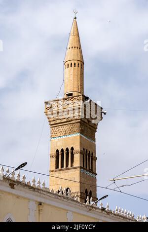 Vue à angle bas du minaret DE la mosquée EL Atik de la ville de Setif. Le célèbre monument de la ville. Banque D'Images