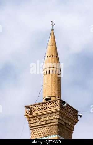 Vue à angle bas du minaret DE la mosquée EL Atik de la ville de Setif. Le célèbre monument de la ville. Banque D'Images