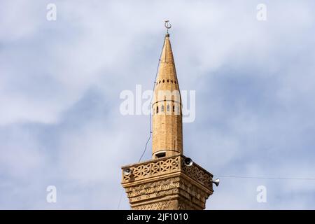 Vue à angle bas du minaret DE la mosquée EL Atik de la ville de Setif. Le célèbre monument de la ville. Banque D'Images