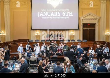 Washington, États-Unis. 28th juin 2022. Les membres des médias attendent l'arrivée de Cassidy Hutchinson, ancien adjoint spécial du président Trump, avant la sixième audience publique du Comité spécial de la Chambre pour enquêter sur l'attaque de 6 janvier contre le Capitole des États-Unis mardi, 28 juin 2022. Photo de Shawn Thew/UPI crédit: UPI/Alay Live News Banque D'Images