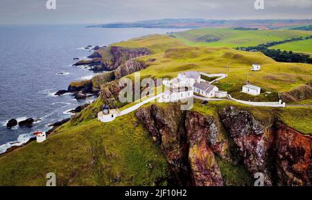 Un tir de drone aérien du phare de Galley Head sur les collines de la République d'Irlande Banque D'Images