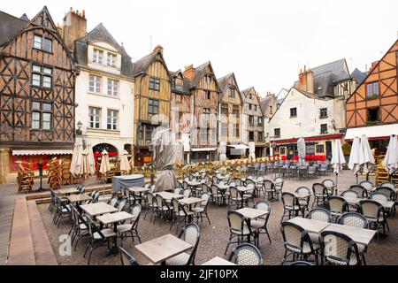 Maisons traditionnelles à colombages de PlumSquare (place Plumereau) dans la vieille ville de Tours dans le département de l'Indre-et-Loire de la région Centre (la vallée de la Loire Banque D'Images