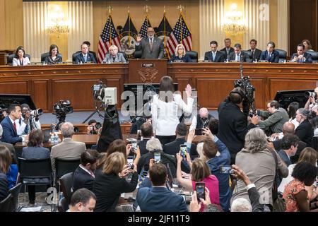 Washington, États-Unis. 28th juin 2022. Cassidy Hutchinson, ancien adjoint spécial du président Trump, est assermenté lors de la sixième audience publique du Comité spécial de la Chambre pour enquêter sur l'attaque de 6 janvier contre le Capitole des États-Unis à Washington mardi, 28 juin 2022. Photo de Shawn Thew/UPI crédit: UPI/Alay Live News Banque D'Images