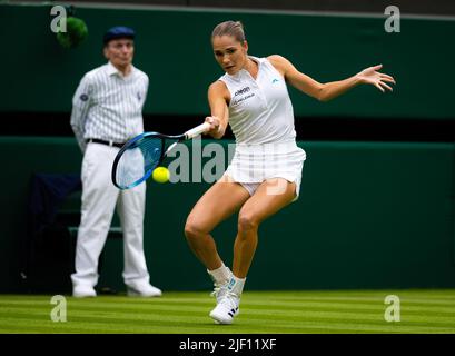 Mirjam Bjorklund de Suède en action contre l'ont Jabeur de Tunisie lors de la première partie des Championnats de Wimbledon 2022, tournoi de tennis Grand Chelem sur 27 juin 2022 à tout l'Angleterre Club de tennis Lawn à Wimbledon près de Londres, Angleterre - photo: Rob Prange/DPPI/LiveMedia Banque D'Images