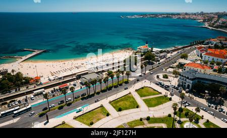 Vue aérienne de la plage de Tamariz et de Cascais en été, Portugal Banque D'Images