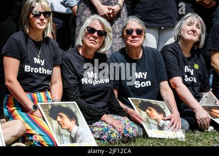 Londres, Royaume-Uni. 28th juin 2022. En dehors du Parlement, 4 517 fleurs ont été plantées pour chaque vie perdue dans la guerre contre la drogue en 2020. Les familles, les amis et d'autres personnes liées à l'organisme de bienfaisance l'enfant de quiconque : les familles pour un contrôle plus sûr des drogues se rassemblent à l'extérieur du Parlement à Westminster aujourd'hui, l'organisme de bienfaisance soutient ceux dont la vie a été naufrée par les lois actuelles sur les drogues et qui font maintenant campagne pour les changer. Credit: Imagetraceur/Alamy Live News Banque D'Images