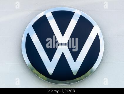 AUGSBOURG, ALLEMAGNE – 16 JUIN 2022 : signe publicitaire de la marque automobile VW Volkswagen Banque D'Images