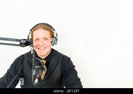 Homme souriant devant le microphone avec casque Banque D'Images