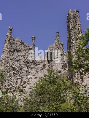 France. Région Provence-Alpes-Côte d'Azur. Département des Hautes-Alpes. Formations rocheuses appelées 'demoiselles Coiffées' (filles avec la bruyère), ou 'fa Banque D'Images