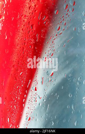 Gouttes d'eau sur fond de verre coloré Banque D'Images