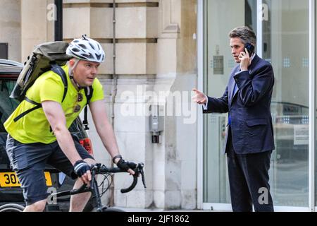 Londres, Royaume-Uni. 28th juin 2022. L'ancien secrétaire à l'éducation Gavin Williamson, député du Parti conservateur britannique, parle au téléphone près du QG conservateur et du ministère du travail et des pensions à Westminster ce soir. Credit: Imagetraceur/Alamy Live News Banque D'Images