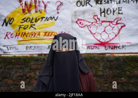 Katmandou, Népal. 28th juin 2022. Une femme participe à une manifestation organisée à l'entrée du bureau du HCR (Haut Commissariat des Nations Unies pour les réfugiés) à Katmandou. Des dizaines de réfugiés ont continué à protester contre des demandes flottantes de 11 points. (Image de crédit : © Aryan Dhimal/ZUMA Press Wire) Banque D'Images