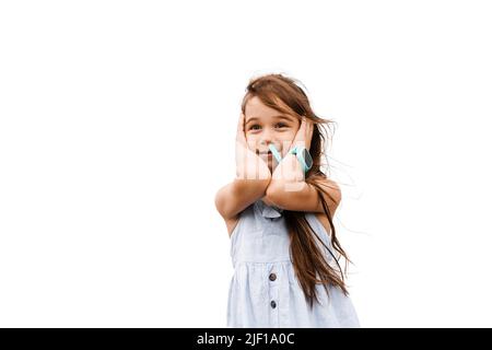 L'enfant contrarié ferme ses oreilles en raison de querelle ses parents. Enfant stressé sur fond blanc. Problèmes sociaux domestiques Banque D'Images