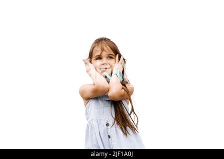 L'enfant contrarié ferme ses oreilles en raison de querelle ses parents. Enfant stressé sur fond blanc. Problèmes sociaux domestiques Banque D'Images