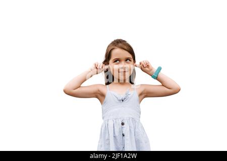 L'enfant contrarié ferme ses oreilles en raison de querelle ses parents. Enfant stressé sur fond blanc. Problèmes sociaux domestiques Banque D'Images