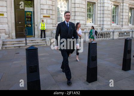 Londres, Angleterre, Royaume-Uni. 28th juin 2022. Le ministre pour les possibilités de Brexit et l'efficacité gouvernementale JACOB REES-MOGG est vu à l'extérieur du Cabinet Office. (Image de crédit : © Tayfun Salci/ZUMA Press Wire) Banque D'Images
