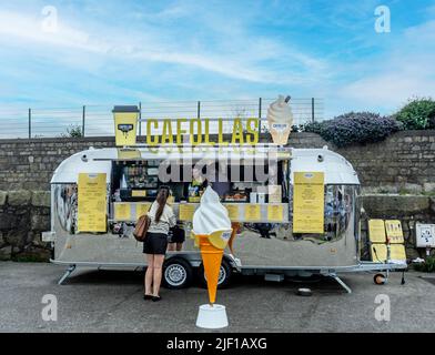 Le camion Cafollas Ice Cream sur la jetée de Dun Laoghaire, à Dublin, en Irlande. Banque D'Images