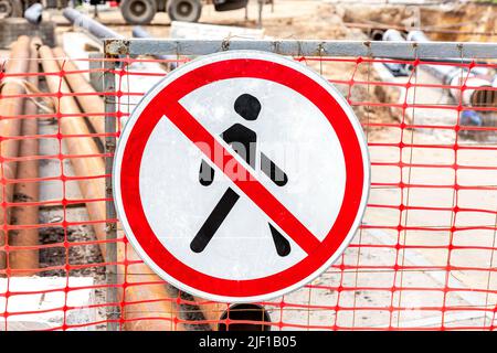 Le passage des panneaux de signalisation est interdit. Le conduit est fermé. Travaux de construction en cours Banque D'Images