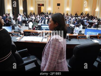 Washington, DC, États-Unis. 28th juin 2022. Stephanie Murphy, représentante démocrate américaine, membre du Comité, quitte pour une pause lors de l'audition par le Comité spécial de la Chambre pour enquêter sur l'attaque de 6 janvier sur le Capitole des États-Unis, à Washington, DC, sur 28 juin 2022. (Photo de MANDEL NGAN/POOL/Sipa USA) crédit: SIPA USA/Alay Live News Banque D'Images