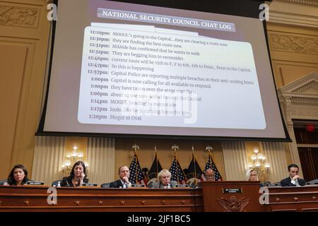 Washington, États-Unis. 28th juin 2022. Un écran montre un graphique intitulé “Journal de discussion du Conseil national de sécurité” pendant la Commission de sélection pour enquêter sur l'attaque de 6 janvier sur le Capitole des États-Unis lors d'une audience au Capitole à Washington, à Washington, DC sur 28 juin 2022. (Photo d'Oliver Contreras/Sipa USA) Credit: SIPA USA/Alay Live News Banque D'Images