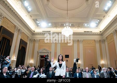 Washington, DC, États-Unis. 28th juin 2022. Cassidy Hutchinson, ancien assistant du chef d'état-major de la Maison-Blanche Mark Meadows, a prêté serment pour témoigner alors que le comité spécial de la Chambre des représentants enquête sur l'attaque du 6 janvier contre le Capitole des États-Unis tient une audience au Capitole à Washington, mardi, 28 juin 2022. (Photo par Andrew Harnik/Pool/Sipa USA) crédit: SIPA USA/Alay Live News Banque D'Images