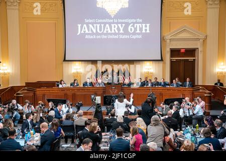 Washington, DC, États-Unis. 28th juin 2022. Cassidy Hutchinson, ancien adjoint spécial du président Trump, est assermenté lors de la sixième audience publique du Comité spécial de la Chambre pour enquêter sur l'attaque de 6 janvier contre le Capitole des États-Unis à 28 juin 2022. (Photo par Pool/Sipa USA) crédit: SIPA USA/Alay Live News Banque D'Images