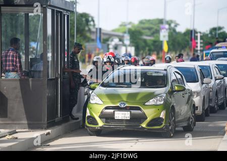 Les personnes en voiture payent le péage au nouveau pont polyvalent Padma qui traverse la rivière Padma, qui relie les régions du sud du pays à la capitale Dhaka. Banque D'Images